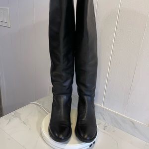 Size 9 black leather Arturo Chiang  boots